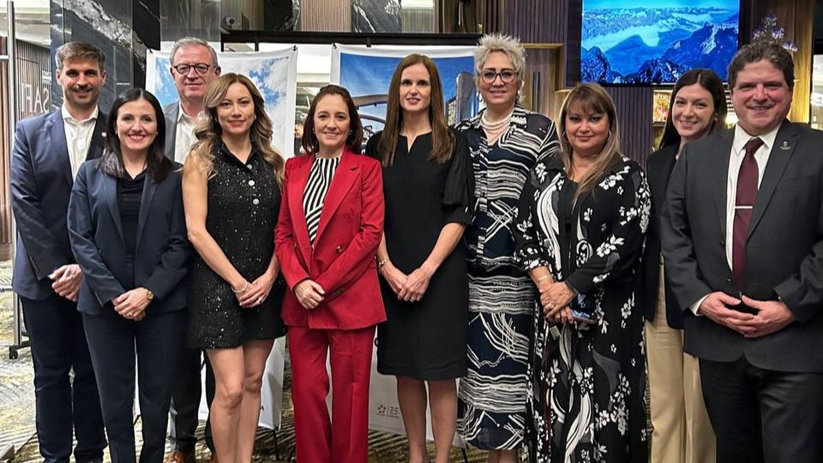 Autoridades de Nuevo León y directivos de Air Canada celebraron la nueva ruta Monterrey-Ontario.