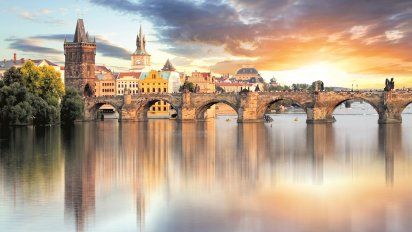 Praga fue conquistadora y conquistada, epicentro de imperios y peón de la Guerra Fría; bombardeada y reconstruida, sitiada y rebelada.