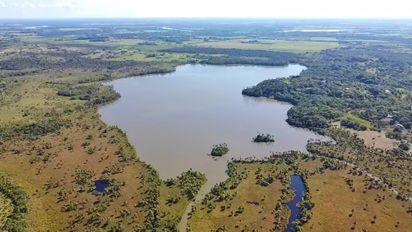 La Laguna Lomalinda en Meta es un destino emergente que destaca por su forma única similar al mapa de Colombia y su entorno natural impresionante.