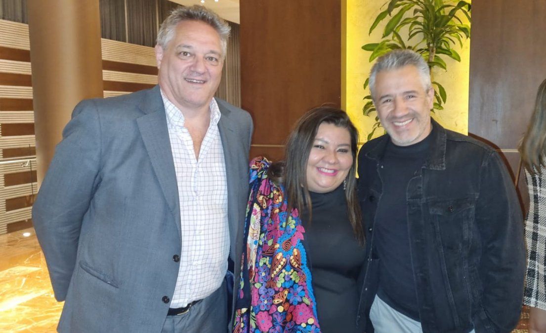 Celida Puente gerente de PriceTravel junto a Adrián González y Fabián Manotas, directores de Ladevi durante la presentación de República Dominicana