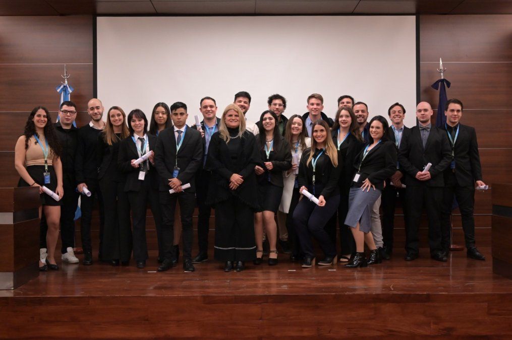 Gabriela Logatto, titular de EANA (en el centro, de negro), posa junto a los 24 nuevos controladores aéreos.