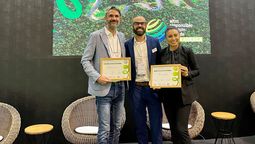 Gabriel Martorell, Gustavo Pinto y Julieta Ruiz de Grupo Iberostar recibiendo las menciones por su labor con el medioambiente. 