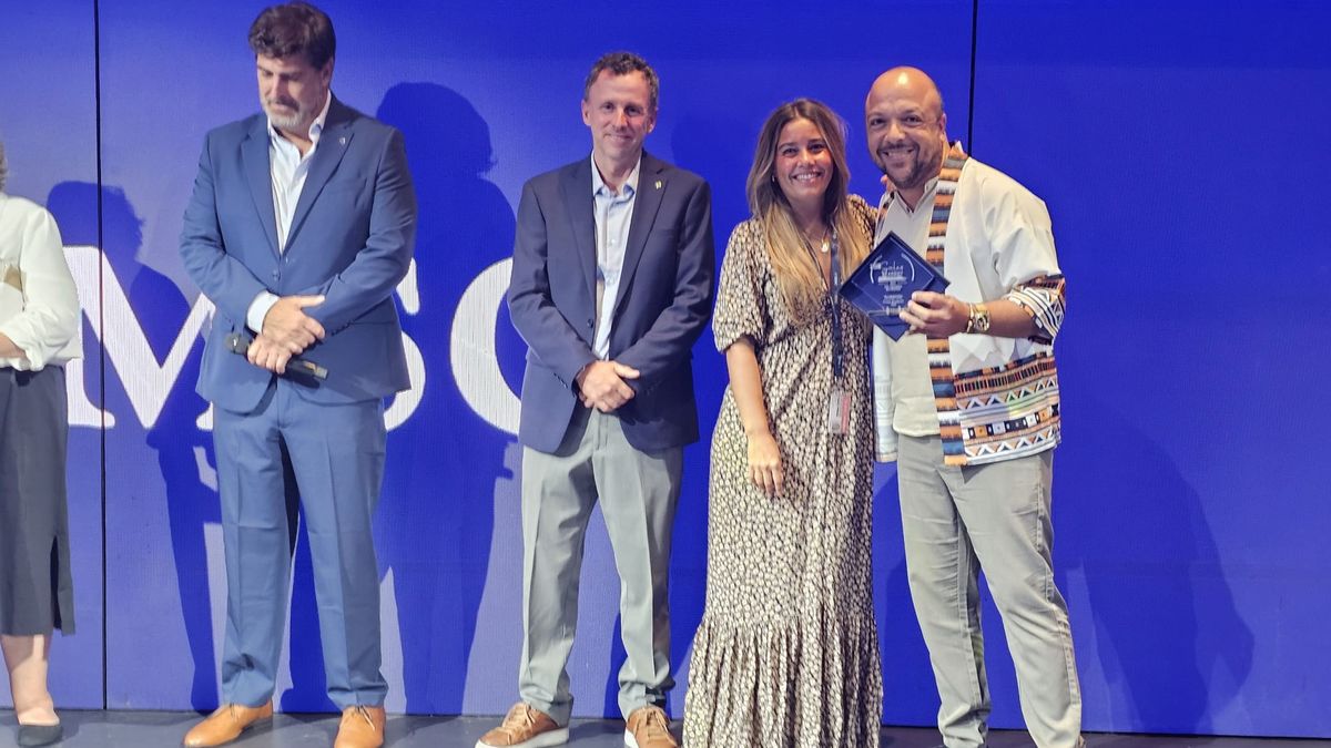 Alfonso Marzano,  gerente general para Chile y Colombia de Tu Destino, recibiendo el galardón “Revelación el Año” de MSC Cruceros.  