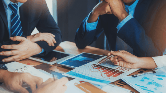 Fenalco advierte reducción de personal en las empresas por aumento del salario mínimo.