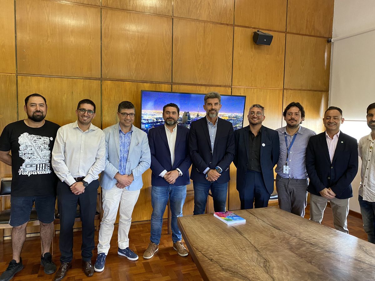 La delegación de la Región de Valparaíso se reunió con el intendente de la ciudad de Mendoza