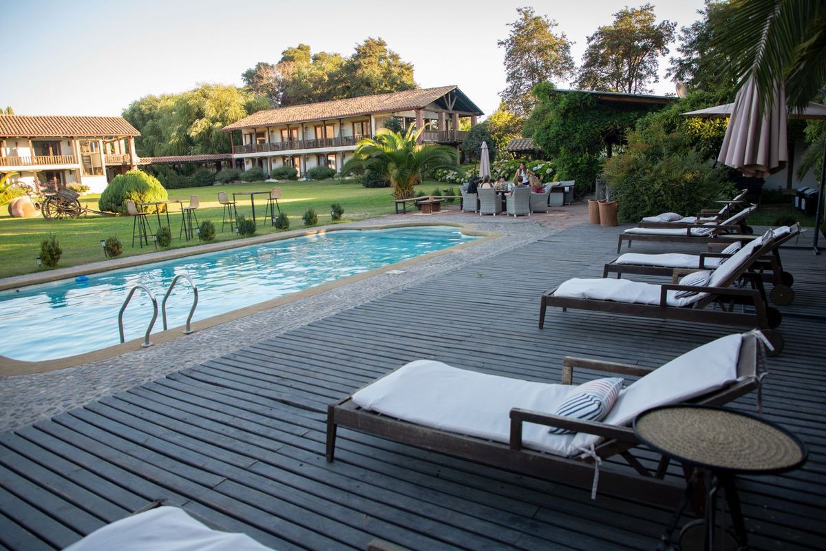Valle de Colchagua: Hotel Casa de Campo ofrece amplios jardines, piscina y descanso en plena Ruta del Vino.