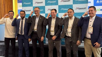 JetSmart anunció sus nuevas rutas de Bogotá a Bucaramanga y Cúcuta. De izquierda a derecha: Jorge Rangel, secretario de Cultura y Turismo de Santander; Cristian Portilla, alcalde de Bucaramanga; Mario García, country manager de la aerolínea en Colombia; Carolina Ruiz, gerente comercial de JetSmart en Colombia; Víctor Mejía, chief Commercial Officer de JetSmart; Jorge Acevedo, alcalde de Cúcuta; y César Rojas, secretario de Turismo de Norte de Santander.