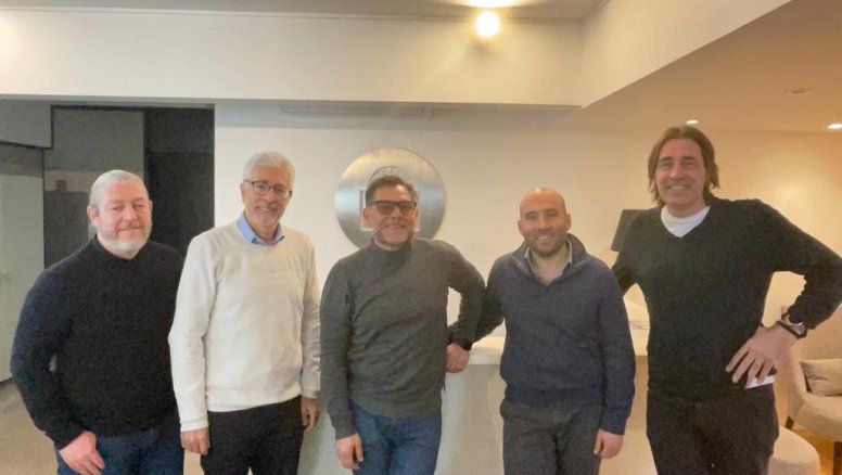 De izquierda a derecha: Alejandro De Bartolis (gerente de Operaciones de Turismatica), Eduardo Goldenhörn (CEO de Turismatica),&nbsp;Marcelo Capdevila (presidente de Grupo GEA), Matías Duek (CEO de Grupo GEA Latinoamérica) y Alfredo Orcajo (Gerente de Servicios al Cliente en Turismatica).