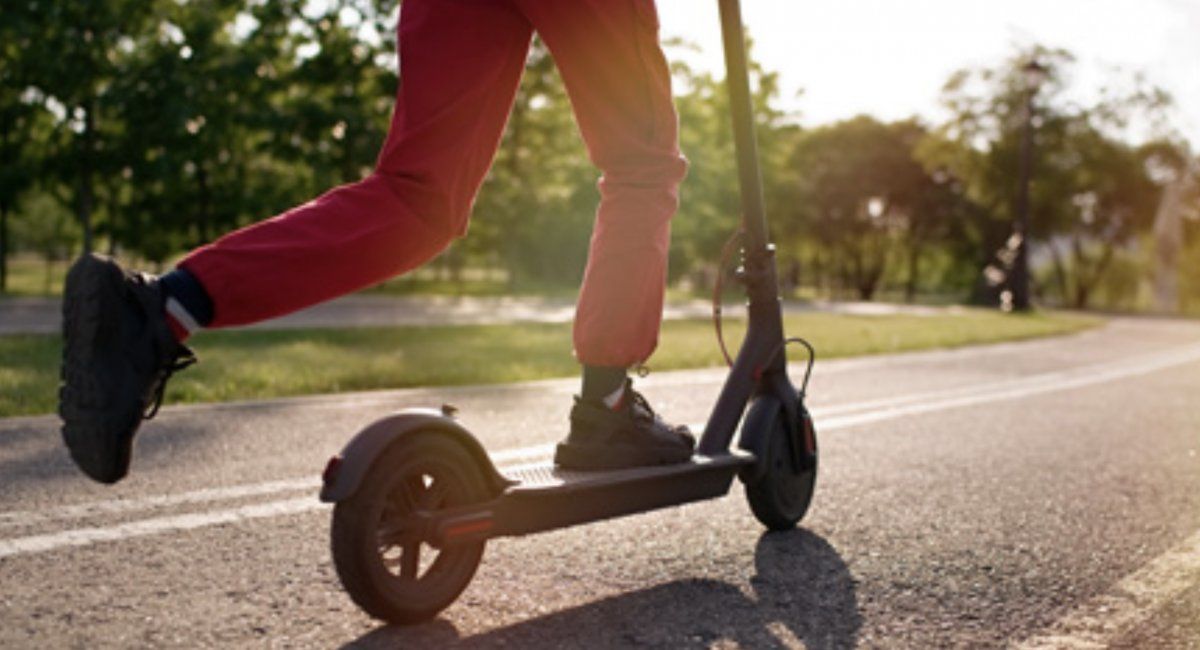 Un patinete eléctrico, transporte que desde este 12 de diciembre quedarán prohibidos en los trenes Renfe.