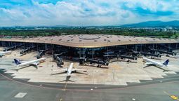 Copa Airlines es el único operador de la ruta, llegando a tener hasta seis vuelos diarios en la conexión entre Chile y Panamá. 