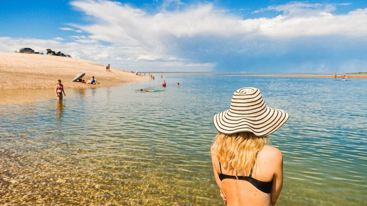 Verano 2026 en Argentina: Las Grutas fue seleccionada como una de las mejores opciones de acuerdo con la IA. 