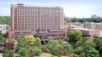 La propiedad se erige en un barrio céntrico pero tranquilo, junto a unos amplios jardines.