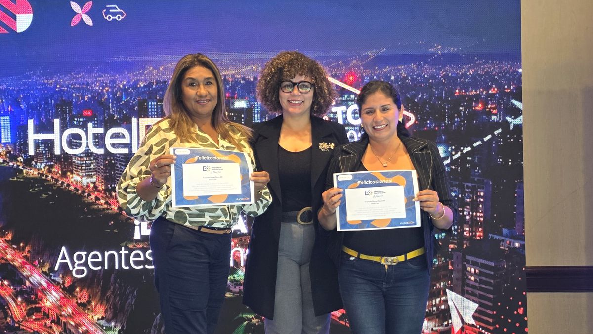 Gabriela Mcneil junto a agencias ganadoras.