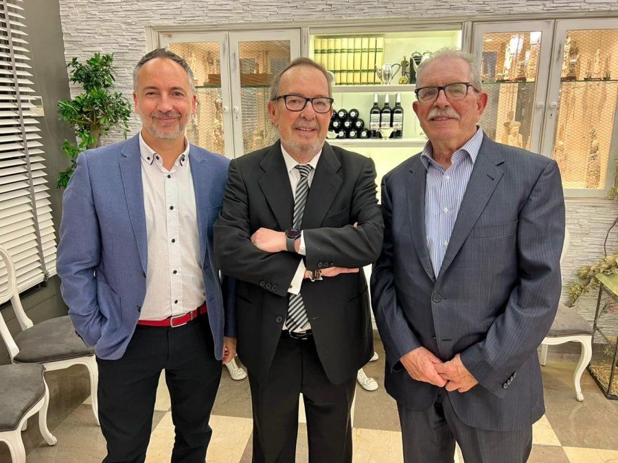 Rafal Galán, responsable comercial para Brasil; Tomas Navarrete, director Comercial; y Fernando Otero, presidente y fundador de Surland, respectivamente.