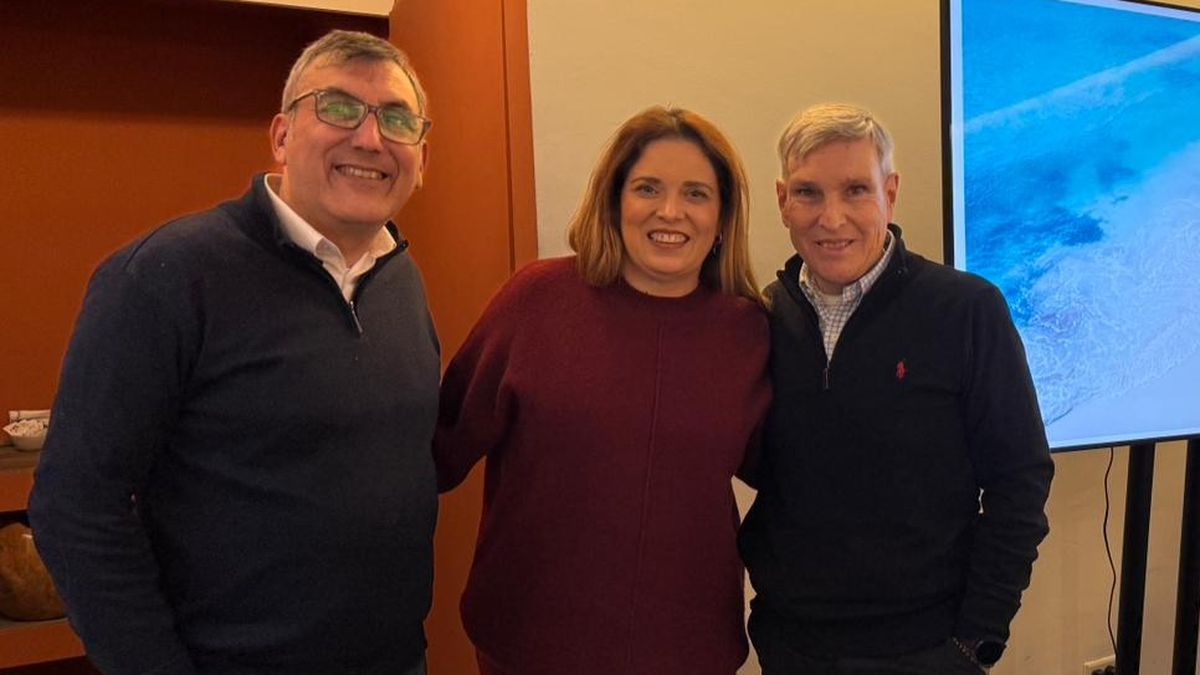 Claudio Lafonte y Paula Echevarría, de Soles Fun & Leisure; y Carlos Lorgueilleux, de Iberostar.