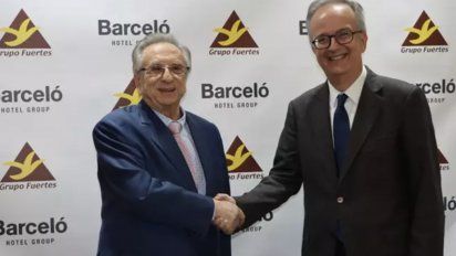 Tomás Fuertes y Pedro Barceló, tras la firma del acuerdo por el que Barceló gestionará seis hoteles del Grupo Fuertes.