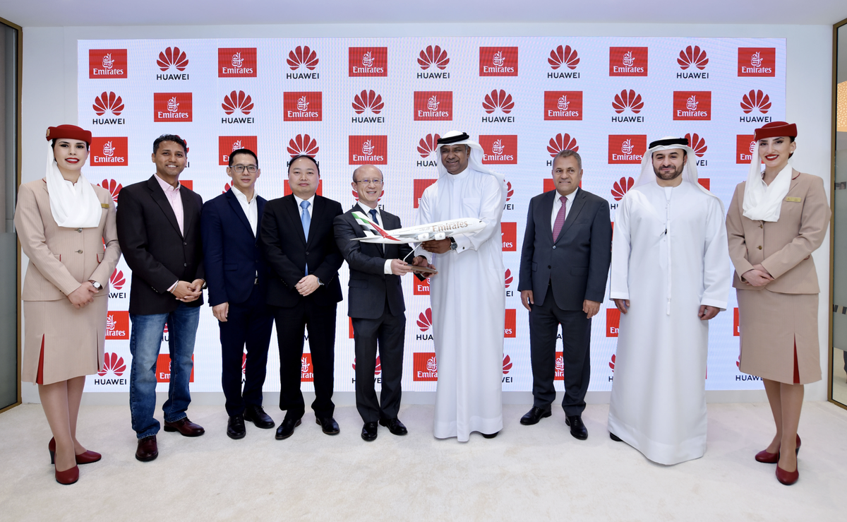 Representantes de Emirates y Huawei tras la firma del acuerdo de colaboración.
