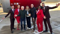 Richard Branson, en el centro de barba; junto a Holly Branson, su hija y Chief Purpose & Vision Officer del grupo Virgin; y Shai Weiss, CEO de Virgin Atlantic, rodeados por la tripulación del Flight100: el vuelo de Virgin que cruzó el Atlántico alimentado totalmente a SAF.