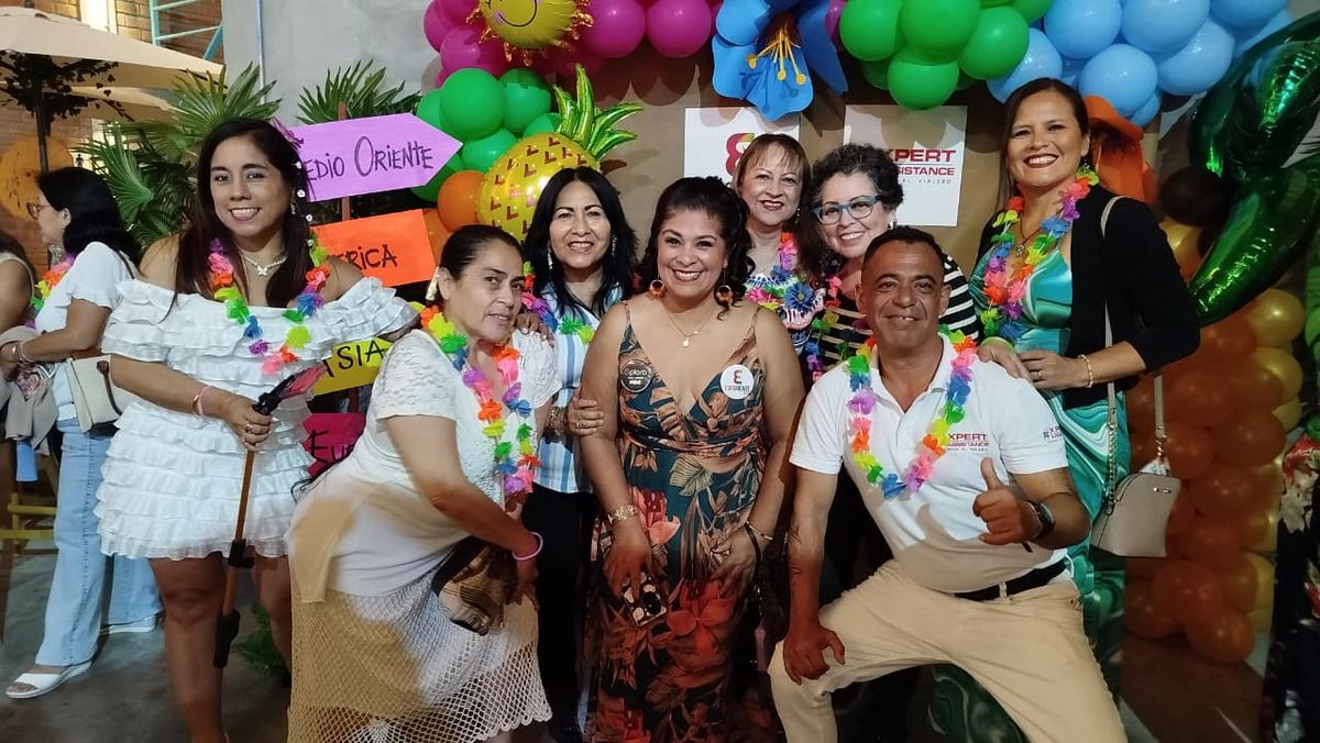 Rosana Gonzales de Euroriente Reps y Walter Zapata de Xpert Assistance, junto a las agencias invitadas.