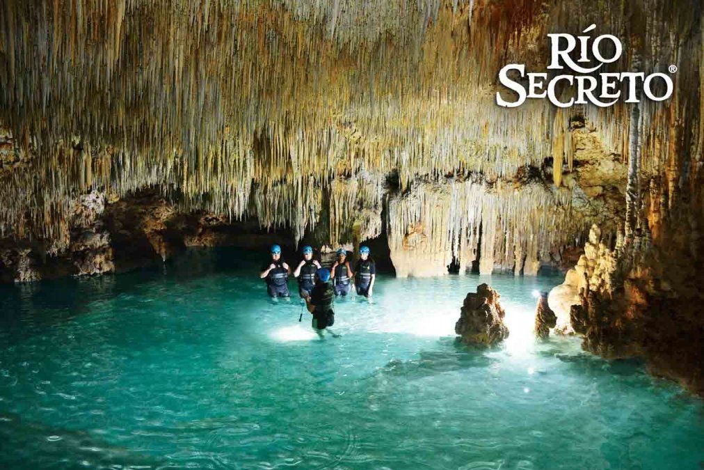 Río Secreto es una cueva viva, cuya extensión de 50 km con 15 entradas y salidas permite a los visitantes vivir una experiencia personal y privada en Caribe mexicano.