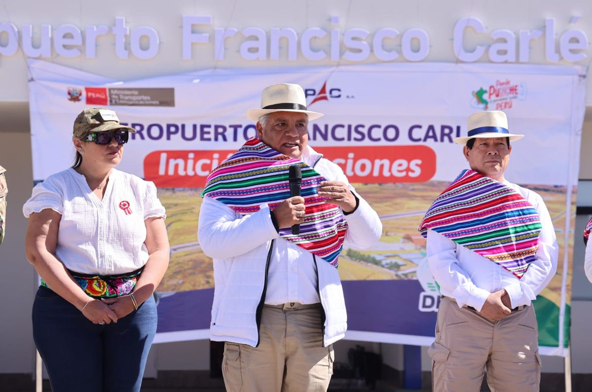 El titular del MTC, César Sandoval, junto al premier Eduardo Arana en la reapertura del aeropuerto de Jauja. - Ladevi Medios y Soluciones El titular del MTC, César Sandoval, junto al premier Eduardo Arana en la reapertura del aeropuerto de Jauja.