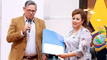 Mateo Estrella, viceministro de Turismo, entregó reconocimiento de Best Tourism Village Upgrade, de ONU Turismo, a Amelia Idrovo, alcaldesa de Biblián.&nbsp;