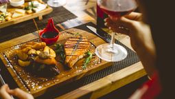 Tampa te abre las puertas a una escena culinaria vibrante donde la creatividad y la tradición se mezclan para ofrecer sabores que no olvidarás.