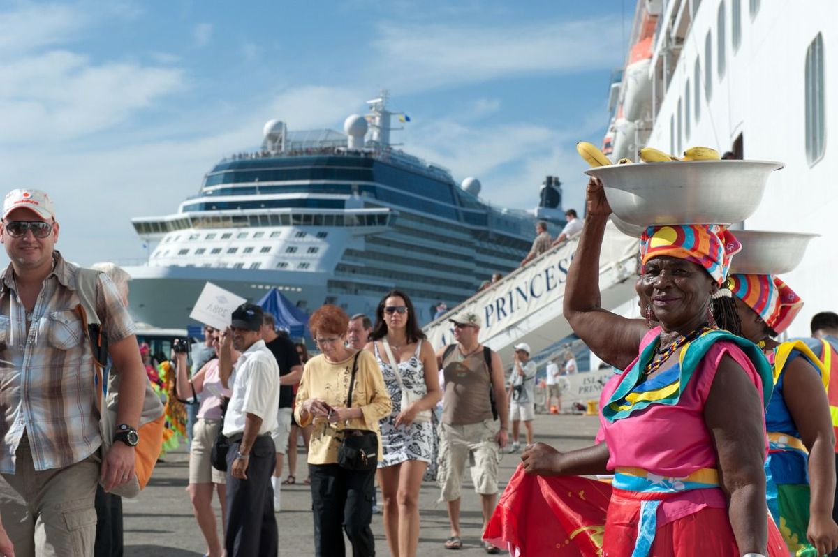 La llegada de cruceros genera movimiento econ&oacute;mico y tur&iacute;stico en los destinos receptores, vinculando comunidades locales y visitantes internacionales. &nbsp;