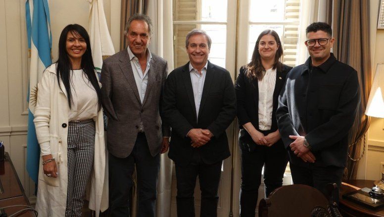 Bariloche a la Carta:en el acto de presentación estuvieron la diputada nacional por Río Negro,Lorena Villaverde; Daniel Scioli, el presidente y la protesorera de la Fehgra,Fernando Desbots y Belén García Bertone; y el chef Luciano Nanni.