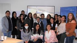 Edison Ramos de M&M Group junto a representantes de Lujor, Copa Airlines y agentes de viajes asistentes a la capacitación de la empresa.