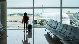 Crítica al Aeropuerto El Dorado y otros terminales que colapsan en temporada alta por falta de preparación.