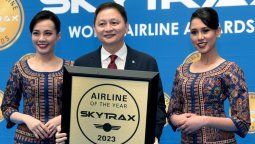 Goh Choon Phong, director ejecutivo de Singapore Airlines, sostiene el premio como Mejor aerolínea del mundo en 2023, otorgado por Skytrax.