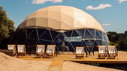 Glamping: en el domo central se sirven desayunos o se puede tomar un trago al atardecer.