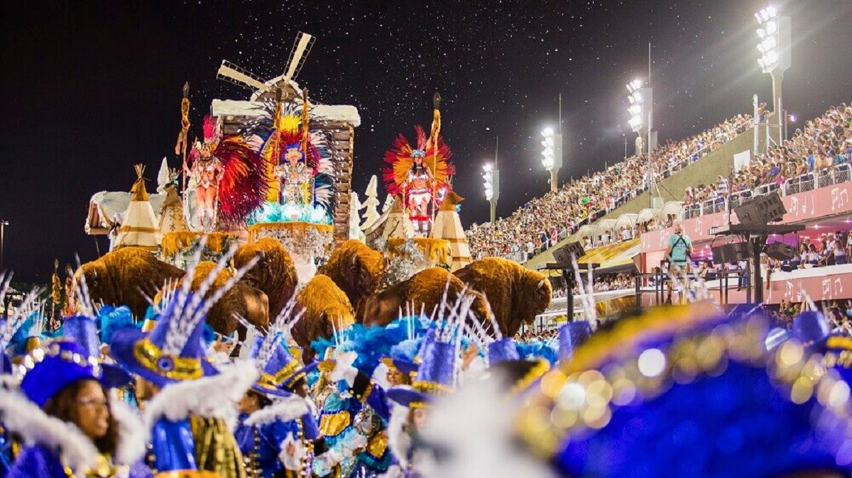 El Carnaval de Brasil transforma ciudades como Río de Janeiro, Salvador y Recife en un escenario de música, color y celebraciones que atraen a millones de visitantes cada año.