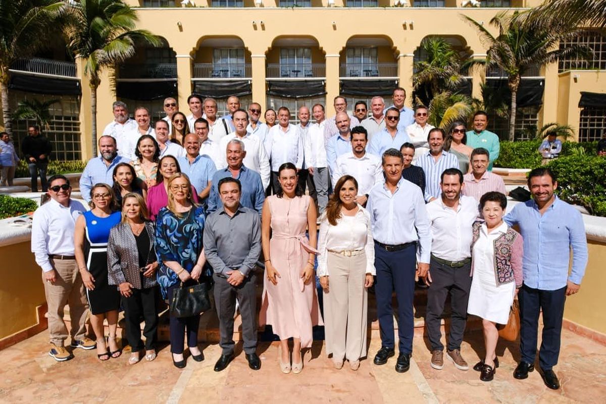 La secretaria de Turismo, la gobernadora de Quintana Roo y el secretario de Turismo del estado, junto a representantes del sector se reunieron para generar estrategias para reactivar el turismo en Tulum.