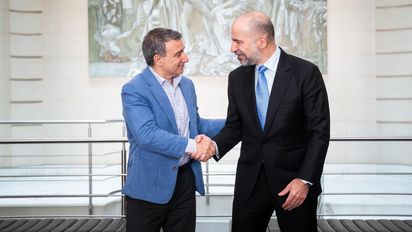 Fabián Lombardo y Dara Khosrowshahi sellaron el acuerdo de cooperación entre Aerolíneas Argentinas y Uber.