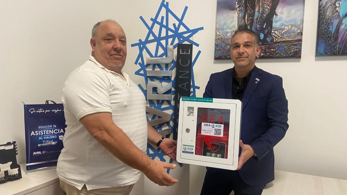 Martín Ortiz, CEO de Avril Assistance, entregando la donación a Alejandro García, director de Cuyen Turismo.