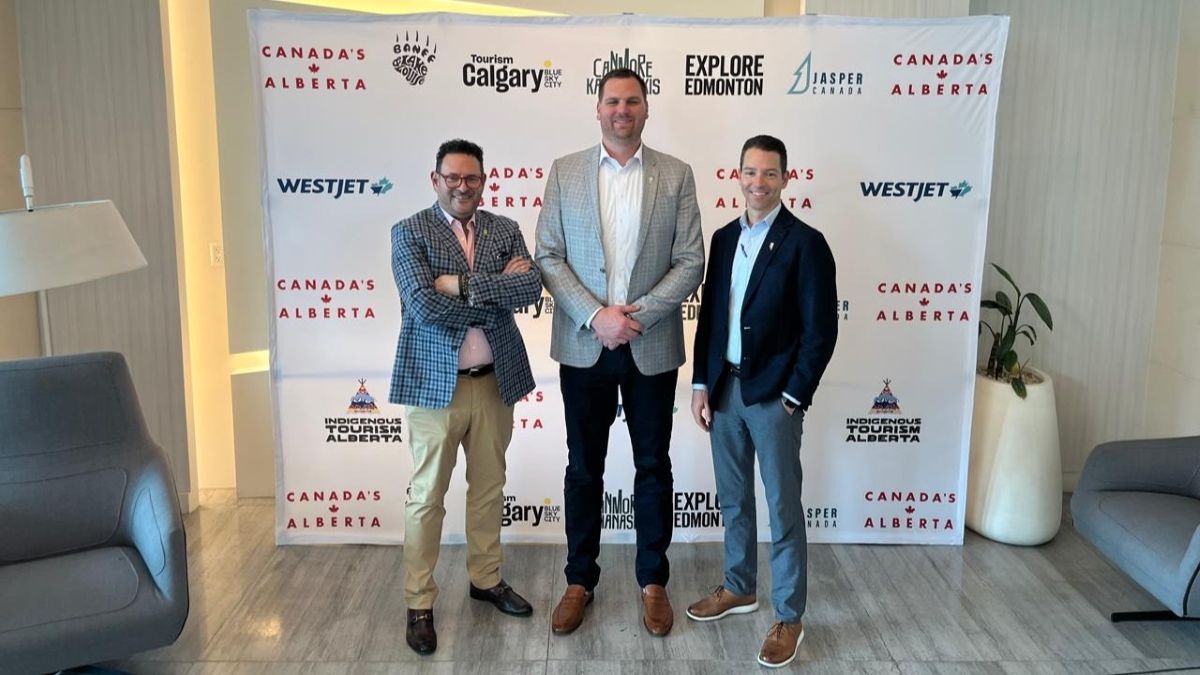 El Ministro de Economía, Trabajo, Comercio e Inmigración de Alberta, Canadá, Hon. Joseph Schow (al centro), junto a David Goldstein, CEO de Travel Alberta; y John Weatherill, miembro del Consejo de Asesores de WestJet.