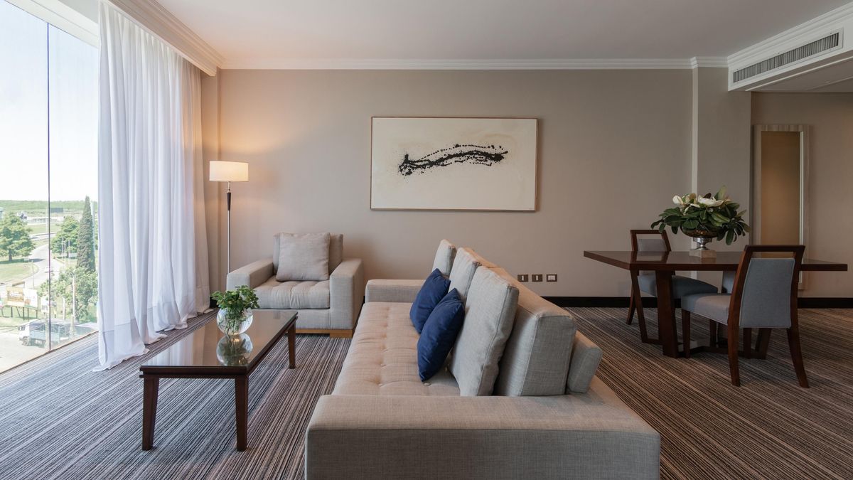 El Marriott Hotel Buenos Aires Ezeiza está ubicado a solo 10 minutos del aeropuerto Internacional Ministro Pistarini.