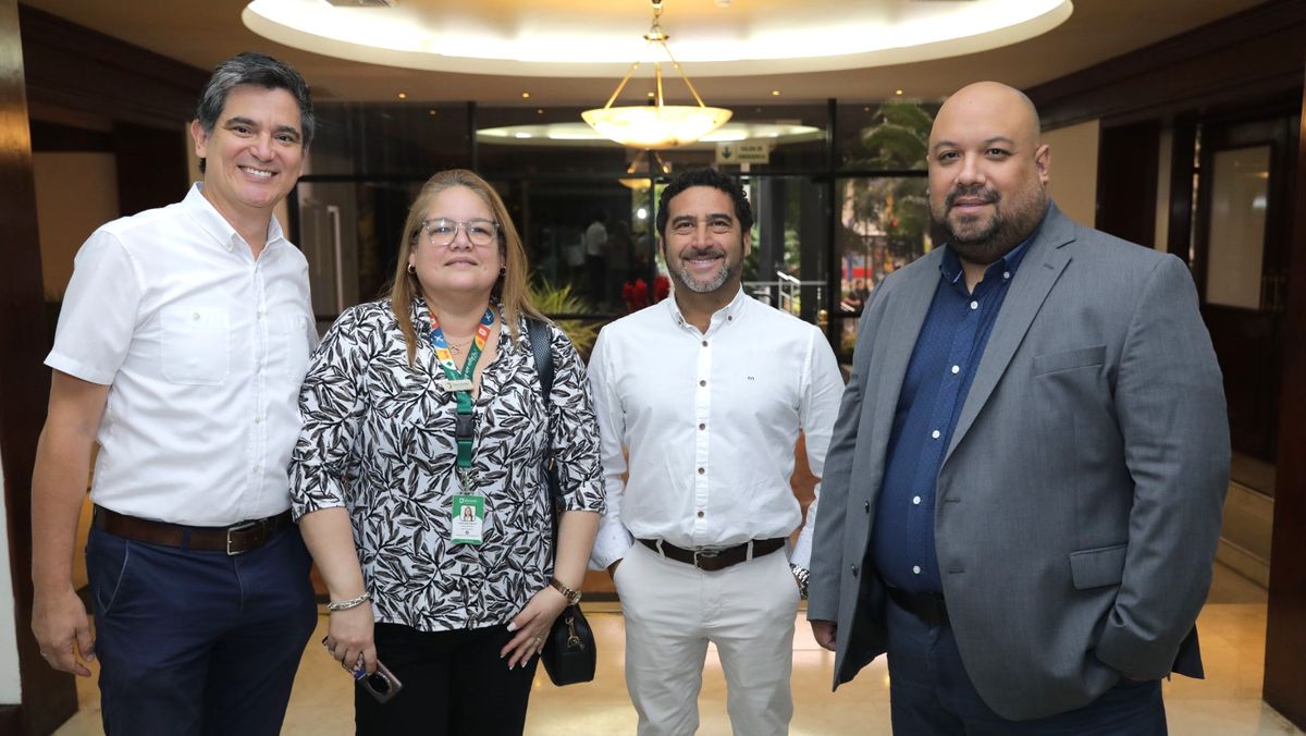 Carlos Revoredo, Ivette Díaz, Juan Carlos Rodriguez y Javier Cogorno. Carlos Revoredo, Ivette Díaz, Juan Carlos Rodriguez y Javier Cogorno.