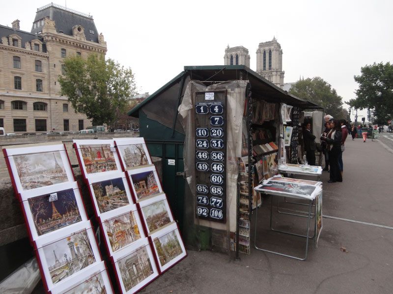 En la orilla izquierda del Sena, los puestos de los bouquinistes (libreros) son tan caracteristicos como la torre Eiffel. Detrás se asoma la catedral de Notre Dame.