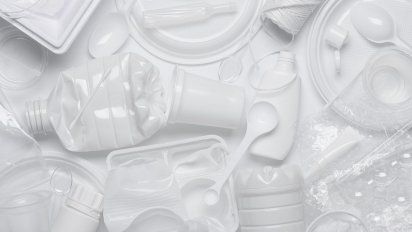 IATA está en plena cruzada por eliminar los plásticos de un solo uso del transporte aéreo. IATA está en plena cruzada por eliminar los plásticos de un solo uso del transporte aéreo.