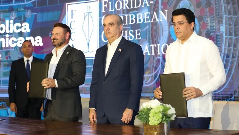 Adam Ceserano, presidente de FCCA; y Luis Abinader y David Collado, presidente y ministro de Turismo de República Dominicana, respectivamente.