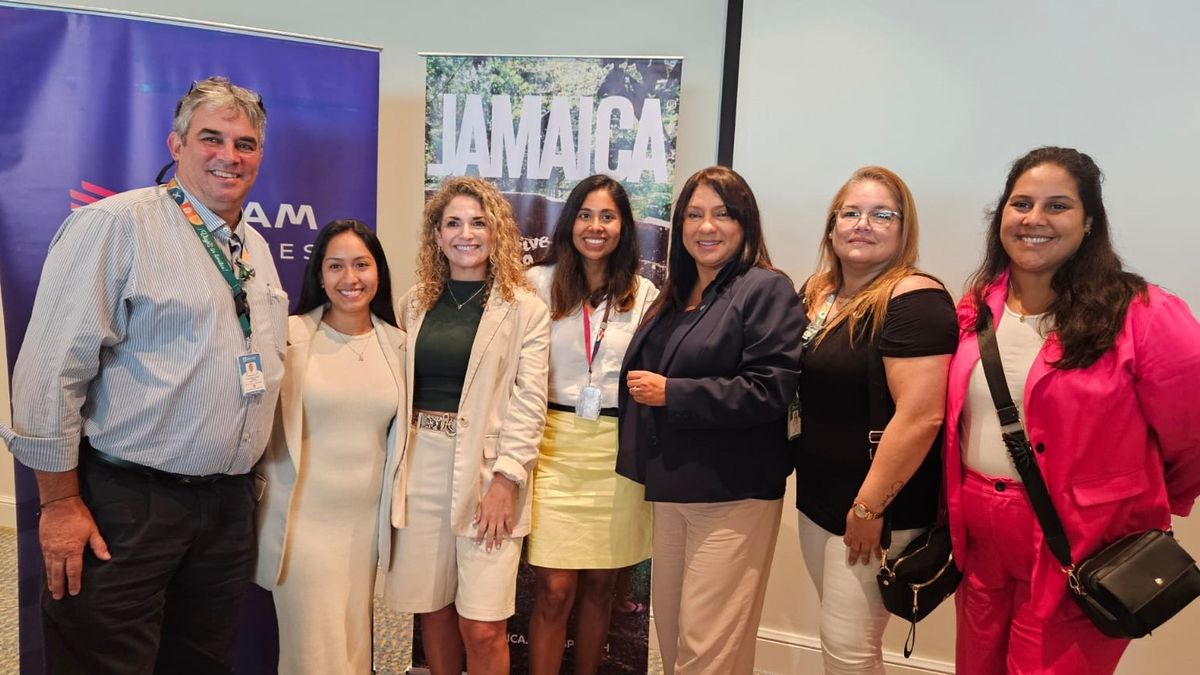 El equipo de Discover junto a los expositores de la capacitación destino Jamaica.