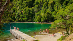 altText(Ni Bariloche ni Villa La Angostura: la playita de la Patagonia con aguas turquesas y cascadas para el verano)}