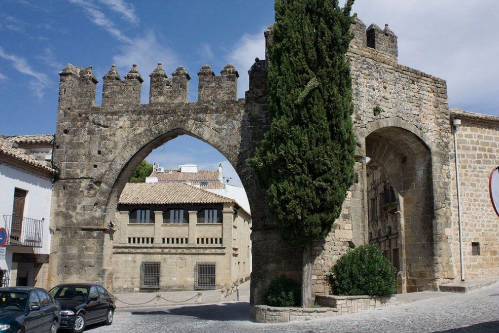 La Puerta de Jaén desde fuera de la plaza, una de las mejores escapadas dentro de Baeza, en Andalucía. La Puerta de Jaén desde fuera de la plaza, una de las mejores escapadas dentro de Baeza, en Andalucía.