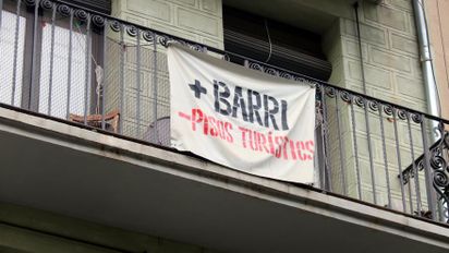 Protesta de un vecino en Barcelona en contra de los pisos turisticos en Cataluña.