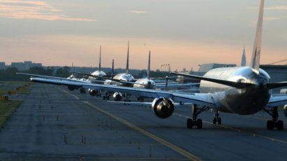 se calcula que hay unas seis mil aeronaves en tierra.