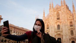 Una turista se saca una selfie en Milán la semana pasada.