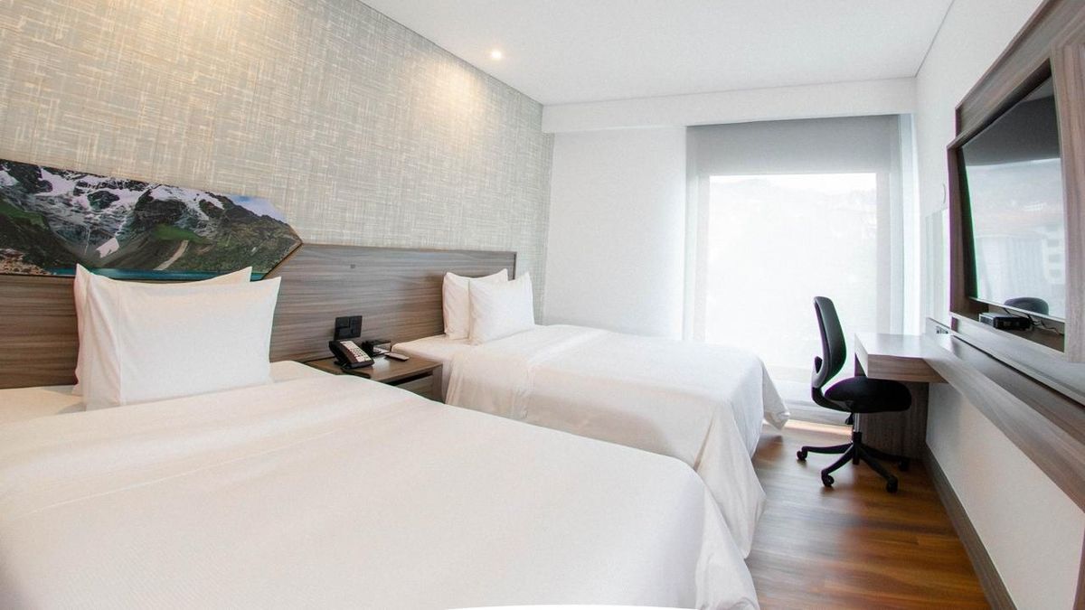 Con 120 habitaciones, el Hampton by Hilton Cusco es una propiedad 4 estrellas orientada a los segmentos tour and travel, vacacional y corporativo. Con 120 habitaciones, el Hampton by Hilton Cusco es una propiedad 4 estrellas orientada a los segmentos tour and travel, vacacional y corporativo.